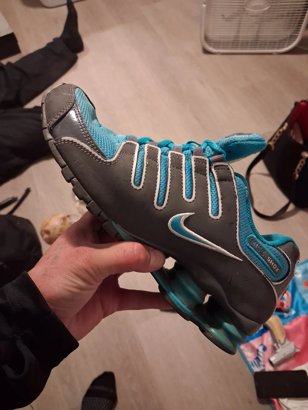 Nike Kids Shox Sneaker in Teal and Gray